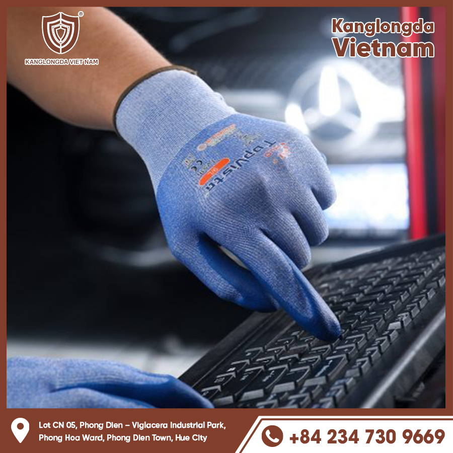 Thin fabric gloves, touch sensitive and easy to operate computer. Thin fabric gloves, touch sensitive and easy to operate computer.