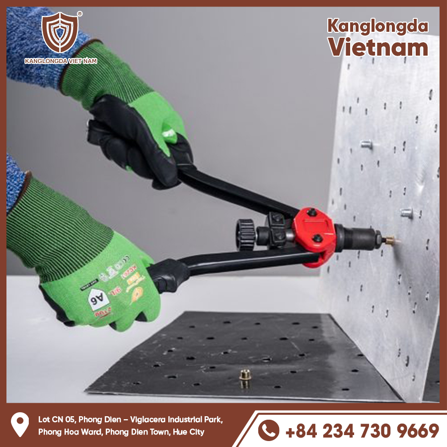 Gloves are used with nail gun pliers, supporting safe and secure operation. Gloves are used with nail gun pliers, supporting safe and secure operation.