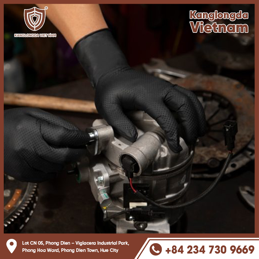 Cut-resistant gloves protect hands when repairing machines with sharp edges and oil. Cut-resistant gloves protect hands when repairing machines with sharp edges and oil.