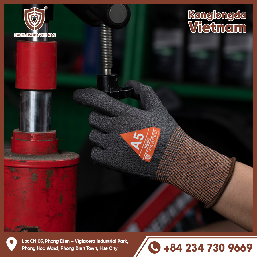 Close-up of KE251 gloves with sturdy seams, increasing abrasion resistance