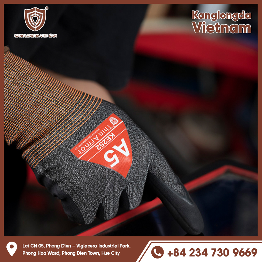 Close-up of KE252 gloves with industrial leather layer, sturdy elastic wrist Close-up of KE252 gloves with industrial leather layer, sturdy elastic wrist