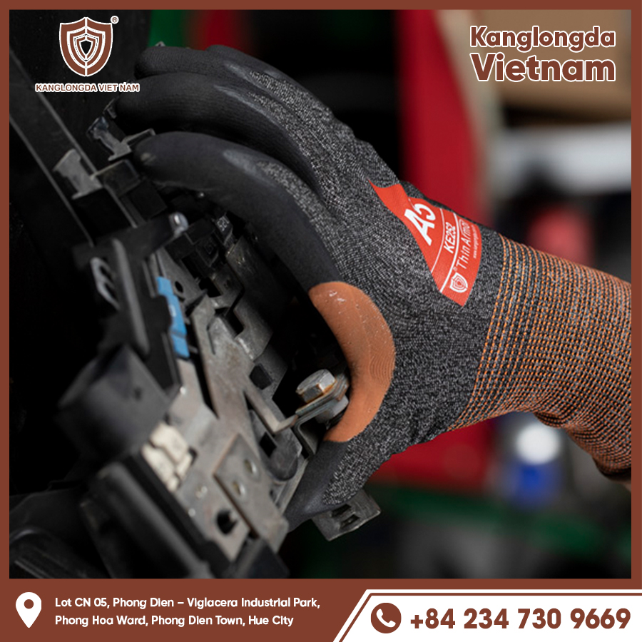 Image of a mechanic using KE252 gloves while repairing an engine Image of a mechanic using KE252 gloves while repairing an engine